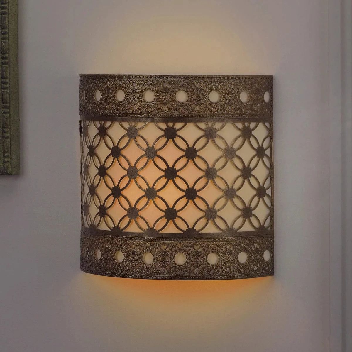 Smart Solar Wall Light Roma Barrel Sconce IEL-2902 / 9.88" L x 3.90" W x 9.87" H Smart Solar Roma Barrel Sconce IEL-2902