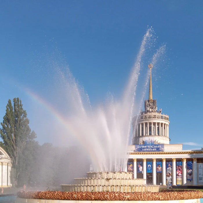 Hosting Outdoor Gatherings with a Fountain as Centerpiece