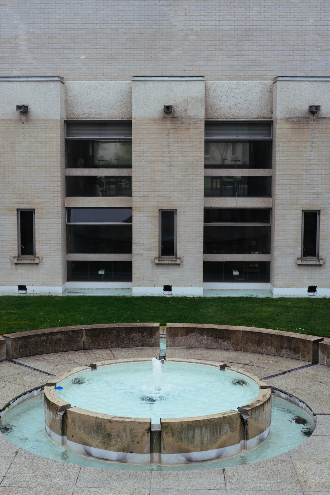 Modern Outdoor Fountains for Stylish Garden Spaces