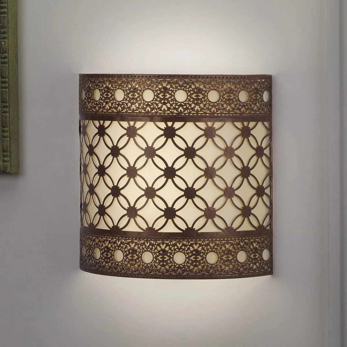 Smart Solar Wall Light Roma Barrel Sconce IEL-2902 / 9.88" L x 3.90" W x 9.87" H Smart Solar Roma Barrel Sconce IEL-2902
