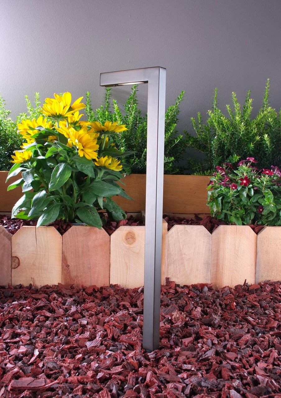 Yard Bright Ultramodern Cast Brass Area Light